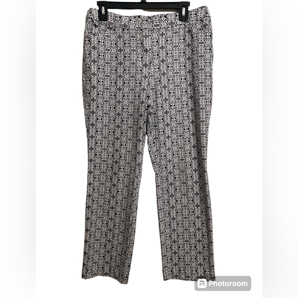 Chicos  Capri Pants Size 8R Geometric Pattern Black and White Stretch USA
